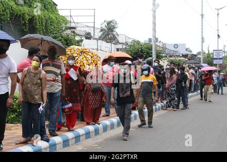 Kolkata, Inde. 12 juin 2021. Le bénéficiaire âgé de plus de 18 ans attend depuis longtemps pour recevoir le vaccin Covid-19 dans un centre de vaccination. Un hôpital privé en ligne réserver le et organiser la vaccination Covid-19 à Kolkata City. (Photo de Dipa Chakraborty/Pacific Press) crédit: Pacific Press Media production Corp./Alay Live News Banque D'Images