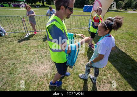 L'aide à hiviz donne des médailles aux coureurs de fin à la collecte de fonds de la ruée sur la bulle de St Elizabeth Hospice Banque D'Images
