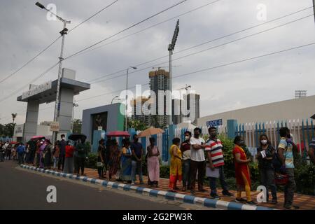 Kolkata, Inde. 12 juin 2021. Le bénéficiaire âgé de plus de 18 ans attend depuis longtemps pour recevoir le vaccin Covid-19 dans un centre de vaccination. Un hôpital privé en ligne réserver le et organiser la vaccination Covid-19 à Kolkata City. (Photo de Dipa Chakraborty/Pacific Press) crédit: Pacific Press Media production Corp./Alay Live News Banque D'Images