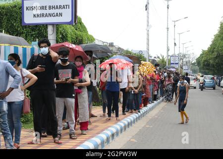 Kolkata, Inde. 12 juin 2021. Le bénéficiaire âgé de plus de 18 ans attend depuis longtemps pour recevoir le vaccin Covid-19 dans un centre de vaccination. Un hôpital privé en ligne réserver le et organiser la vaccination Covid-19 à Kolkata City. (Photo de Dipa Chakraborty/Pacific Press) crédit: Pacific Press Media production Corp./Alay Live News Banque D'Images