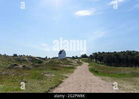 Vue sur l'église Der Tilsandede Kirke près de Skagen enfouie dans les dunes de sable et la végétation Banque D'Images