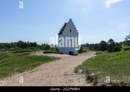 Vue sur l'église Der Tilsandede Kirke près de Skagen enfouie dans les dunes de sable et la végétation Banque D'Images