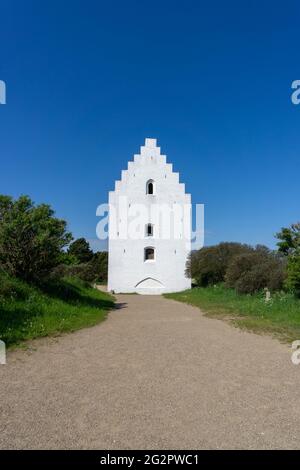 Vue sur l'église Der Tilsandede Kirke près de Skagen enfouie dans les dunes de sable et la végétation Banque D'Images