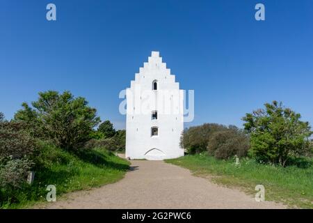 Vue sur l'église Der Tilsandede Kirke près de Skagen enfouie dans les dunes de sable et la végétation Banque D'Images