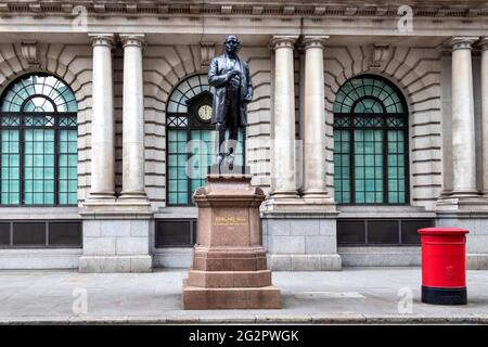 LONDRES ANGLETERRE STATUE DE ROWLAND HILL KING EDWARD STREET FONDATEUR DU POSTE DE PENNY Banque D'Images