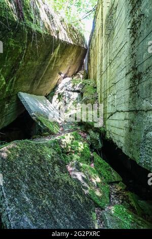 Gierlz, Pologne 2, juin 2021 personnes visitant l'époque de la Seconde Guerre mondiale Adolf Hitler les quartiers cachés dans une forêt près de Gierlz, Pologne, sont vus le 3 juin 2021 r Wolf's Lair (ger. Wolfsschanze) des ruines du quartier général d'Adolf Hilter était une ville cachée dans les bois composée de 200 bâtiments : abris, casernes, 2 aéroports, une centrale électrique, une gare ferroviaire, Climatiseurs, approvisionnement en eau, centrales thermiques et deux téléimprimeurs crédit: Vadim Pacajev/Alamy Live News Banque D'Images