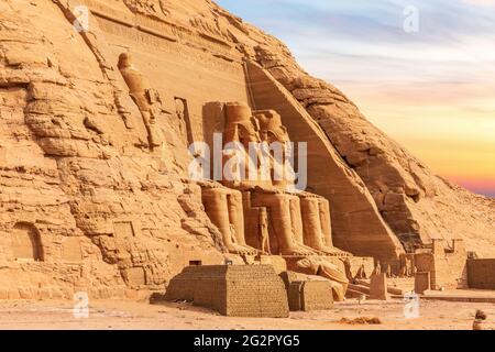 Abu Simbel, Égypte, vue sur les statues colossales du Grand Temple, lumière du coucher du soleil Banque D'Images