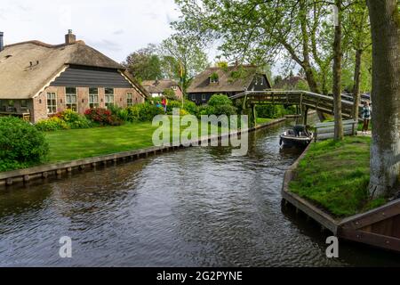 Giethoorn, pays-Bas - 23 mai 2021 : vue sur le village pittoresque de Giethoorn aux pays-Bas avec ses maisons pittoresques et ses nombreux canaux Banque D'Images