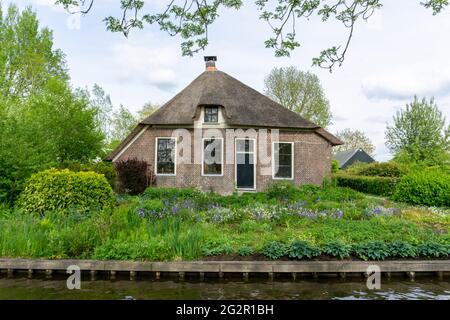 Giethoorn, pays-Bas - 23 mai 2021 : vue sur le village pittoresque de Giethoorn aux pays-Bas avec ses maisons pittoresques et ses nombreux canaux Banque D'Images