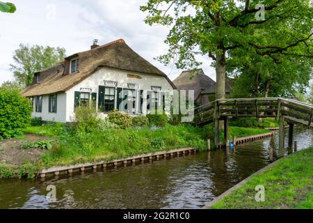 Giethoorn, pays-Bas - 23 mai 2021 : vue sur le village pittoresque de Giethoorn aux pays-Bas avec ses maisons pittoresques et ses nombreux canaux Banque D'Images