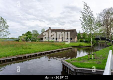 Giethoorn, pays-Bas - 23 mai 2021 : vue sur le village pittoresque de Giethoorn aux pays-Bas avec ses maisons pittoresques et ses nombreux canaux Banque D'Images