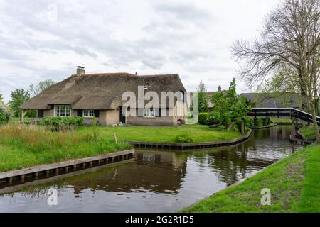 Giethoorn, pays-Bas - 23 mai 2021 : vue sur le village pittoresque de Giethoorn aux pays-Bas avec ses maisons pittoresques et ses nombreux canaux Banque D'Images