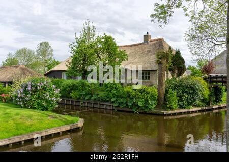 Giethoorn, pays-Bas - 23 mai 2021 : vue sur le village pittoresque de Giethoorn aux pays-Bas avec ses maisons pittoresques et ses nombreux canaux Banque D'Images