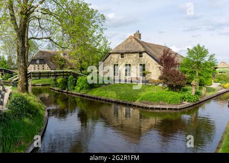 Giethoorn, pays-Bas - 23 mai 2021 : vue sur le village pittoresque de Giethoorn aux pays-Bas avec ses maisons pittoresques et ses nombreux canaux Banque D'Images