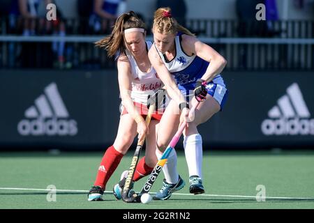 AMSTELVEEN, PAYS-BAS - JUIN 12 : Laura Unsworth d'Angleterre et Sarah Jamieson d'Écosse lors du match des championnats d'Europe de hockey entre l'Angleterre et l'Écosse au Wagener Stadion le 12 juin 2021 à Amstelveen, pays-Bas (photo de Gerrit van Keulen/Orange Pictures) Banque D'Images