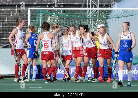 AMSTELVEEN, PAYS-BAS - JUIN 12 : Lily Owsley d'Angleterre célèbre avec Laura Unsworth d'Angleterre, Fiona crépitements d'Angleterre et Catherine de Ledesma d'Angleterre après avoir obtenu le troisième but de ses équipes lors du match des championnats d'Europe de hockey entre l'Angleterre et l'Écosse au Wagener Stadion le 12 juin 2021 à Amstelveen, Pays-Bas (photo de Gerrit van Keulen/Orange Pictures) Banque D'Images