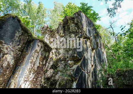 Gierlz, Pologne. 2 juin 2021. Les personnes qui visitent les quartiers d'Adolf Hitler cachés dans une forêt près de Gierlz, Pologne, sont vus le 3 juin 2021 r Wolf's Lair (ger. Wolfsschanze) des ruines du quartier général d'Adolf Hilter était une ville cachée dans les bois composée de 200 bâtiments : abris, casernes, 2 aéroports, une centrale électrique, une gare ferroviaire, Climatiseurs, approvisionnement en eau, centrales thermiques et deux téléimprimeurs (photo de Vadim Pacajev/Sipa USA) crédit: SIPA USA/Alay Live News Banque D'Images