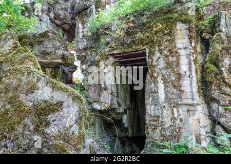 Gierlz, Pologne. 2 juin 2021. Les personnes qui visitent les quartiers d'Adolf Hitler cachés dans une forêt près de Gierlz, Pologne, sont vus le 3 juin 2021 r Wolf's Lair (ger. Wolfsschanze) des ruines du quartier général d'Adolf Hilter était une ville cachée dans les bois composée de 200 bâtiments : abris, casernes, 2 aéroports, une centrale électrique, une gare ferroviaire, Climatiseurs, approvisionnement en eau, centrales thermiques et deux téléimprimeurs (photo de Vadim Pacajev/Sipa USA) crédit: SIPA USA/Alay Live News Banque D'Images