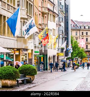 Rues commerçantes et bâtiments historiques de la vieille ville, boutiques et magasins de luxe à proximité de la rue principale du centre-ville de Bahnhofstrasse, architecture suisse et Voyage Banque D'Images