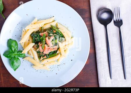 épinards avec saumon, fromage bleu et asperges sur une assiette Banque D'Images