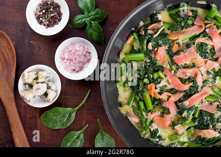 épinards au saumon, au fromage bleu et aux asperges dans une casserole Banque D'Images