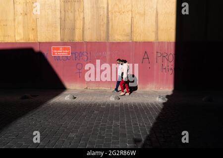 Santiago, Metropolitana, Chili. 12 juin 2021. Des piétons avec des masques traversent le centre de Santiago, au milieu de la quarantaine totale décrétée pour la région métropolitaine, en raison de l'augmentation significative des cas de covid et de la saturation de l'hôpital. Credit: Matias Basualdo/ZUMA Wire/Alamy Live News Banque D'Images