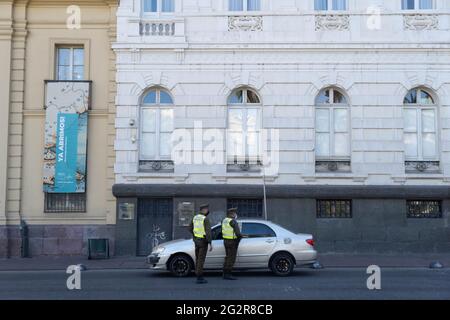 Santiago, Metropolitana, Chili. 12 juin 2021. La police supervise les automobilistes dans le centre de Santiago, au milieu de la quarantaine totale décrétée pour la région métropolitaine, en raison de l'augmentation significative des cas de covid et de la saturation de l'hôpital. Credit: Matias Basualdo/ZUMA Wire/Alamy Live News Banque D'Images