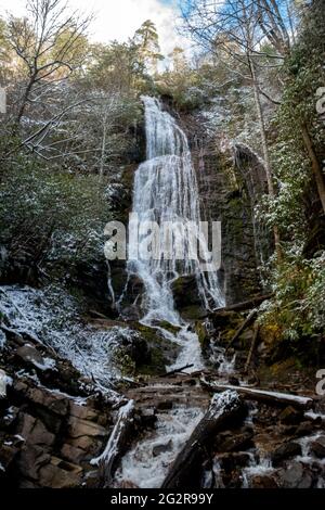 Mingo Falls, une chute d'eau de 120 pieds située sur la terre amérindienne dans les Blue Ridge Mountains, en Caroline du Nord Banque D'Images