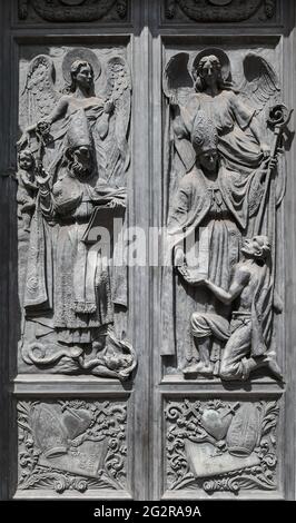 Gros plan de la porte d'entrée en bronze de l'église notre-Dame de consolation avec des sculptures représentant Saint Augustin et Saint Thomas, Gênes, Italie Banque D'Images