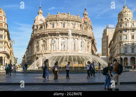 Piazza de Ferrari, la place principale de Gênes, avec la fontaine bouillonnante et le Palazzo della Nuova Borsa (New stock Exchange Building), Ligurie, Italie Banque D'Images