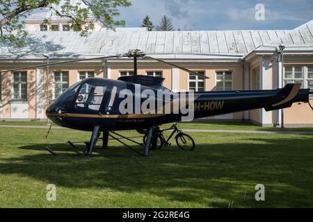 Hélicoptère civil Enstrom 480B, OH-HOW stationné dans un parc de la ville. Banque D'Images