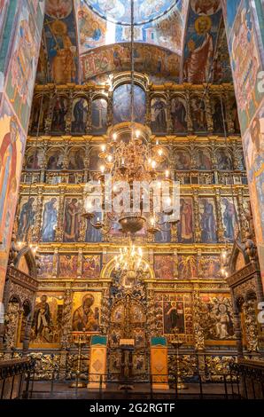 Yaroslavl, Russie - 13 mai 2019 : intérieur de l'église d'Élie, le prophète du XVIIe siècle. Iconostase sculptée et dorée ornée d'une ancienne icône Banque D'Images