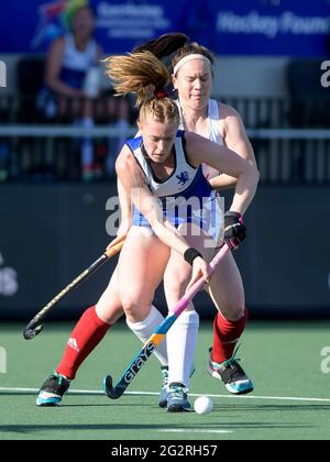 AMSTELVEEN, PAYS-BAS - JUIN 12 : Laura Unsworth d'Angleterre et Sarah Jamieson d'Écosse lors du match des championnats d'Europe de hockey entre l'Angleterre et l'Écosse au Wagener Stadion le 12 juin 2021 à Amstelveen, pays-Bas (photo de Gerrit van Keulen/Orange Pictures) Banque D'Images