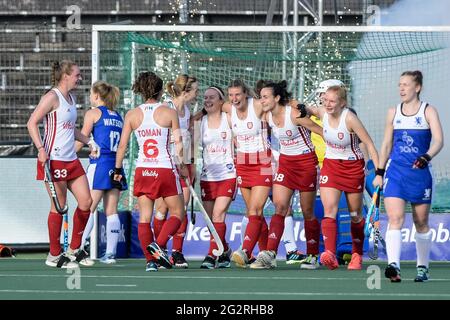 AMSTELVEEN, PAYS-BAS - JUIN 12 : Lily Owsley d'Angleterre célèbre avec Laura Unsworth d'Angleterre, Fiona crépitements d'Angleterre et Catherine de Ledesma d'Angleterre après avoir obtenu le troisième but de ses équipes lors du match des championnats d'Europe de hockey entre l'Angleterre et l'Écosse au Wagener Stadion le 12 juin 2021 à Amstelveen, Pays-Bas (photo de Gerrit van Keulen/Orange Pictures) Banque D'Images