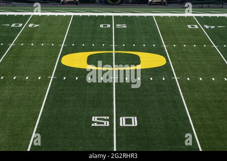 Une vue générale du logo des Canards de l'Oregon à Midfield au stade Autzen sur le campus de l'Université de l'Oregon, le mercredi 9 juin 2021, à Eugene, Our. Banque D'Images