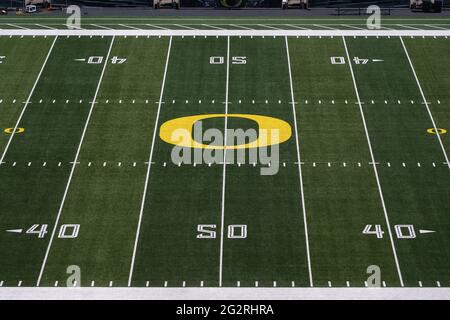 Une vue générale du logo des Canards de l'Oregon à Midfield au stade Autzen sur le campus de l'Université de l'Oregon, le mercredi 9 juin 2021, à Eugene, Our. Banque D'Images