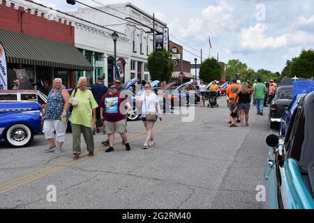 Touriste appréciant un spectacle de voiture au Black Bear Festival à Plymouth, en Caroline du Nord. Banque D'Images