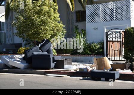 Los Angeles, CA USA - 15 novembre 2020 : mobilier familial jeté dans la rue après une expulsion suite à de longs serres de coronavirus Banque D'Images