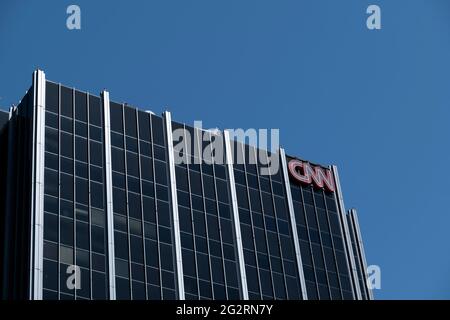 Hollywood, CA USA - 27 mars 2021 : le logo sur le dessus du bâtiment CNN à Hollywood Banque D'Images