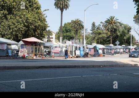 Los Angeles, CA USA - 30 mai 2021: Veterans Row où les vétérans d'entretien ménager vivent dans des tentes à l'extérieur de l'Administration des vétérans Banque D'Images