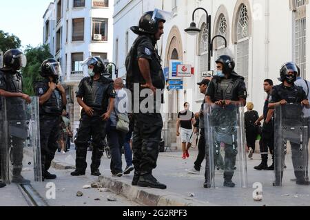 Tunis, Tunisie. 12 juin 2021. Les officiers des forces de sécurité tunisiennes sont en alerte lors d'affrontements lors d'une manifestation contre la violence policière, à la suite de la mort d'un jeune homme qui aurait été battu par des forces de l'ordre alors qu'il était en détention. Credit: Khaled Nasraoui/dpa/Alay Live News Banque D'Images