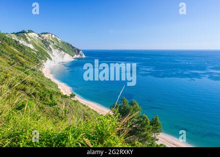 La plage de Mezzavalle vue d'en haut baie unique dans le parc naturel de Conero spectaculaire côte promontoire falaise mer adriatique Italie turquoise transparent Banque D'Images