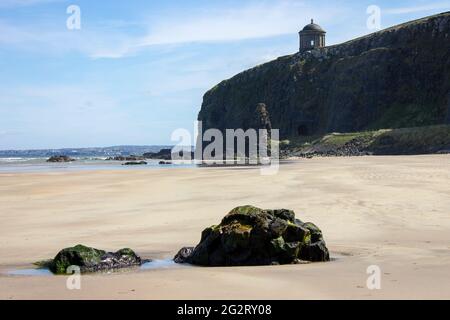 Le célèbre temple Mussenden au sommet des falaises de pistes de plage. Le comté de Derry, Castlerock, Irlande du Nord Banque D'Images