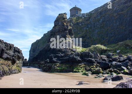 Le célèbre temple Mussenden au sommet des falaises de pistes de plage. Le comté de Derry, Castlerock, Irlande du Nord Banque D'Images