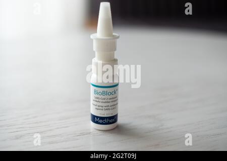 Pärnu, Estonie - 5 juin 2021 : vaporisateur nasal BioBlock contenant des anticorps contre le coronavirus du COV-SRAS-2.Prévention des virus.Protection contre Covid. Banque D'Images