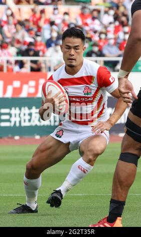 Fukuroi, Japon. 12 juin 2021. L'équipe nationale japonaise de rugby, Half Yu Tamura, porte le ballon lors d'un match contre les Sunwolves au stade Ecopa de Fukuroi, dans la préfecture de Shizuoka, le samedi 12 juin 2021. Le Japon XV a battu Sunwolves 32-17 lors d'un match d'envoi alors que l'équipe nationale aura un match contre les Lions britanniques et irlandais le mois prochain. Credit: Yoshio Tsunoda/AFLO/Alay Live News Banque D'Images