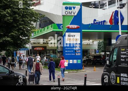 Bucarest, Roumanie - 08 juin 2021 : une station-service OMV est vue à Bucarest cette image est destinée à un usage éditorial exclusif. Banque D'Images