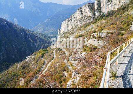 Route de montagne en serpentin, paysage d'automne pittoresque des Alpes. Lombardie, Italie. Banque D'Images