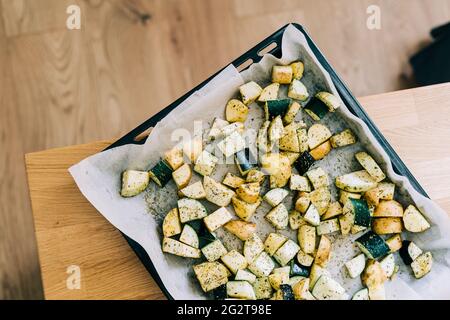 Une alimentation saine. Moins de viande concept. Plats végétariens sur fond de bois. Feuille de support avec légumes assaisonnés grillés. Style de vie à la maison Banque D'Images