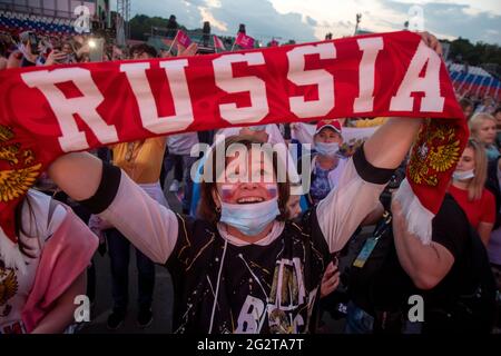 Moscou, Russie. 12 juin, 2021 fans portant un masque facial regardent un flux en direct du match de l'UEFA Euro 2020 Groupe B entre la Belgique et la Russie dans la zone des fans, au stade Luzhniki à Moscou, en Russie Banque D'Images